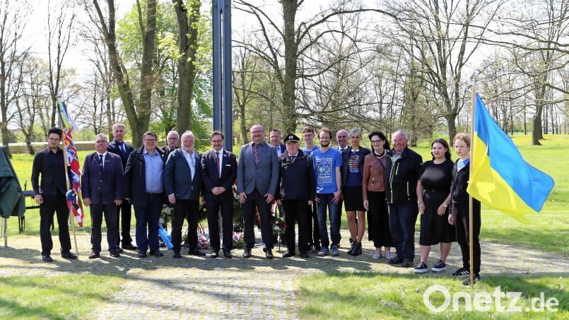 An der Gedenkfeier in Cheb/Eger nehmen Abordnungen der Marktgemeinde Freihung und der Stadt Plasy sowie Jugendliche des EJPO teil. Dabei kommt auch die Hoffnung auf Frieden in der Ukraine zum Ausdruck. Bild: bk