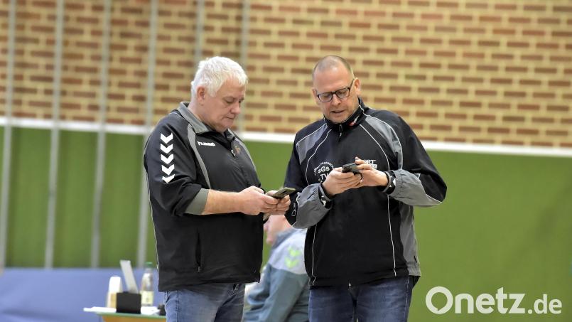 Bernhard Karl (links) und Markus Hartleb von der HG Amberg rechnen schon mal, ob der Klassenerhalt schon sicher sein könnten. Archivbild: Hubert Ziegler