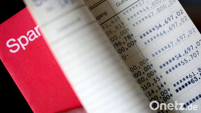 Das klassische Sparbuch hat ausgedient. Symbolbild: Oliver Berg/dpa