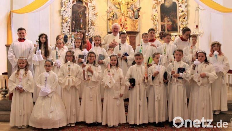 Insgesamt 18 Kinder traten erstmals an den Tisch des Herrn. Bild: gz