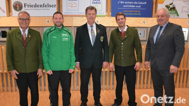 Die neuen Vereinsmeister ehrte die Zimmerstutzengesellschaft „Eichenlaub“ Königshütte. Eberhard Kirchner bekam die Ehrennadel der Gemeinde Leonberg für seine nunmehr 35-jährige Tätigkeit als Vorsitzender der Schützen. Von links Eberhard Kirchner, Peter Härtl, Gauschützenmeister Manfred Zölch, Marco Kliebhan und Bürgermeister Johann Burger Bild: jr