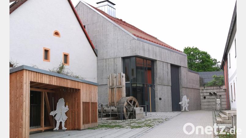 Unter anderem für den Neubau des Stadtarchivs (Mitte) wurden Handwerkerrechnungen erst in 2022 gestellt, so dass sich im Haushalt 2021 Verschiebungen ergaben. Bild: Portner