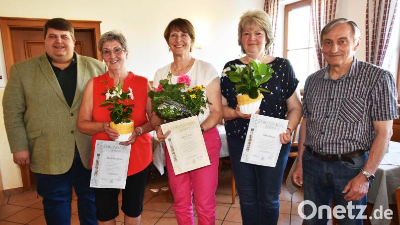 Ehrungen für langjährige Mitgliedschaft und langjährige Mitarbeit in der Vorstandschaft des OGV Augsberg (von links): Bürgermeister Dieter Dehling, Heidi Kronhöfer, Christa Pohl, Petra Meyer und Vorsitzender Heinz Pickel; Bild: no