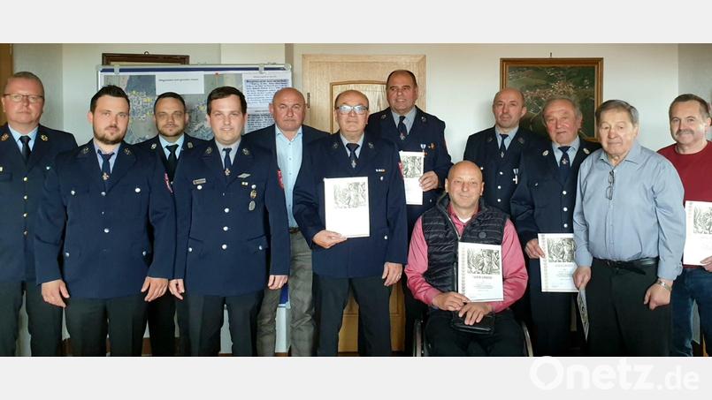Die Feuerwehr Mimbach-Mausdorf ehrt treue Mitglieder (von links): Kreisbrandinspektor Christof Strobl, Zweiter Vorsitzender Andreas Wisneth, Kreisbrandmeister Michael Iberer, Kommandant Sebastian Mattner, Zweiter Bürgermeister Georg Götz, Vorsitzender Bernhard Ehbauer, Kassier Anton Kohl, Georg Dietrich, Bernhard Dotzler, Thomas Dotzler sen., Konrad Koch und Manfred Prifling. Bild: Tanja Götz