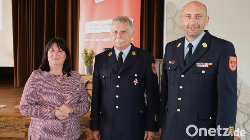 Stellvertretende Landrätin Birgit Höcherl (links) und Kreisbrandrat Christian Demleitner (rechts) verabschiedeten den Vorsitzenden des Kreisfeuerwehrverbands, Robert Heinfling (Mitte). Demleitner trat gleichzeitig die Nachfolge an. Bild: Hirsch