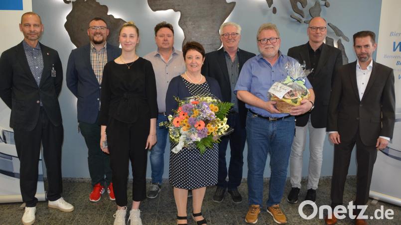Martina Fröhler und Gerhard Greim absolvierten 48 Berufsjahre bei der Schott AG und wurden in den Ruhestand verabschiedet. Große Verdienste haben sie sich zudem im Betriebsrat erworben. Bei der Verabschiedung dabei waren (von links): Rainer Hoffmann und Benjamin Hannes (beide IG BCE), Lisa Kollarik (Assistentin des Betriebsrats), Betriebsrat Joachim Vogl, Martina Fröhler, Betriebsrat Franz Malzer, Gerhard Greim, Standortleiter Stefan Rosner und Personalchef Carsten Heine. Bild: jr
