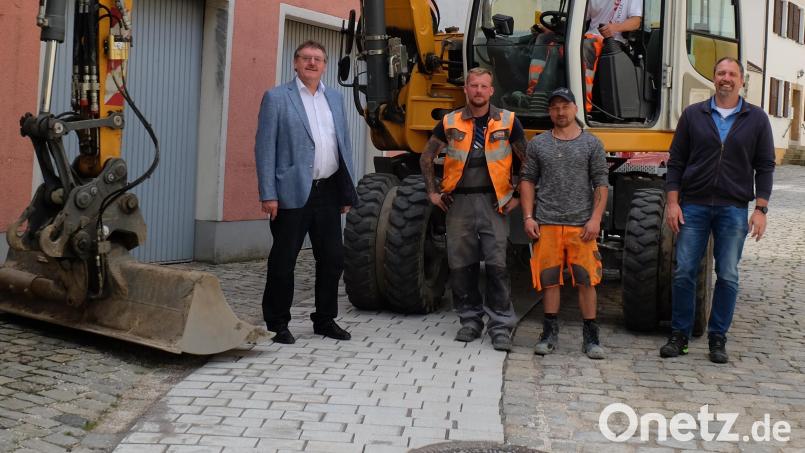 Bürgermeister Hans-Martin Schertl (links) und Bauamtsleiter Stefan Ertl (rechts) machen sich in der Klostergasse ein Bild von der Baumaßnahme. Bild: Stefanie Gradl