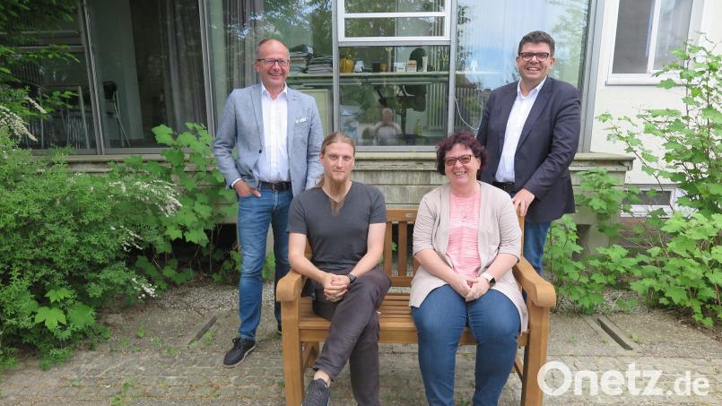 Bei der Übergabe durften Heimleiterin Claudia Heier und Pflegedienstleiter Kevin Wienerl auf einer der drei neuen Gartenbänke Probe sitzen. Zusammen mit BRK-Kreisgeschäftsführer Holger Schedl (hinten rechts) dankten sie Bürgermeister Roman Schäffler für die Spende. Bild: jzk