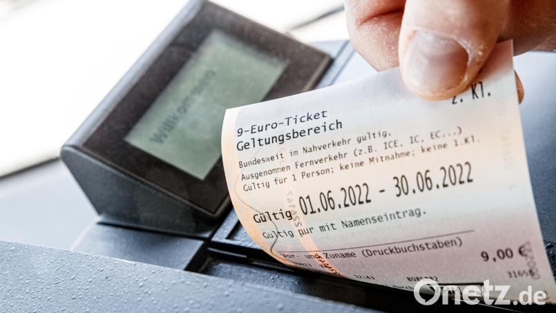 Ein Kunde zieht in einem Bus ein 9-Euro Ticket aus dem Fahrkartendrucker. Symbolbild: Markus Scholz/dpa