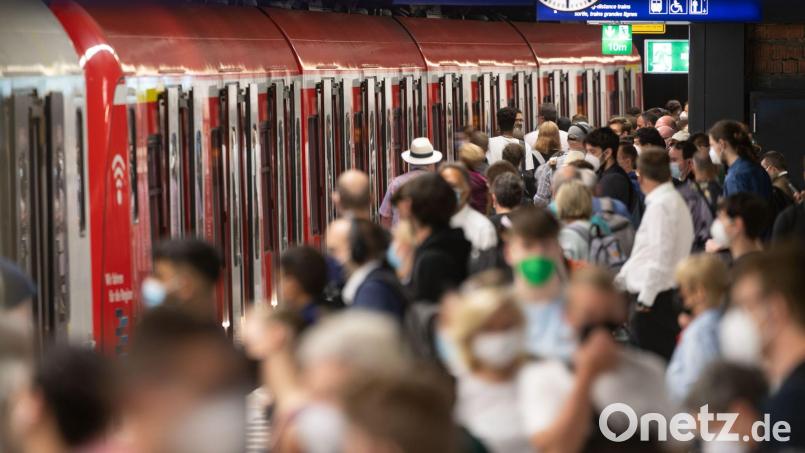 Kommt die Monatskarte für 9 Euro? Der Bundestag stimmt zu, nun liegt es am Bundesrat. Bild: Marijan Murat/dpa