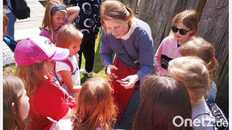 Zuzana Verešová schlüpfte in die Gewänder einer slawischen Frau und erklärte den Kinder damalige Utensilien zur Bekleidung. Bild: njn