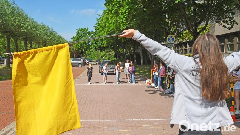 Mit Lauf- und Stopp-Spielen erfahren die Schülerinnen und Schüler der Sophie-Scholl-Realschule, dass auch sie einen eigenen Anhalteweg haben und nicht abrupt stehen bleiben können. Bild: Gabi Schönberger