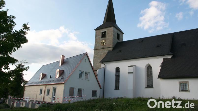 Die lange Bauzeit hat sich gelohnt: Am 22. Mai wird das Gemeindehaus in Krummennaab mit einem Open-Air-Gottesdienst im angrenzenden Bürgerpark eingeweiht. Bild: Matthias Knodt/exb