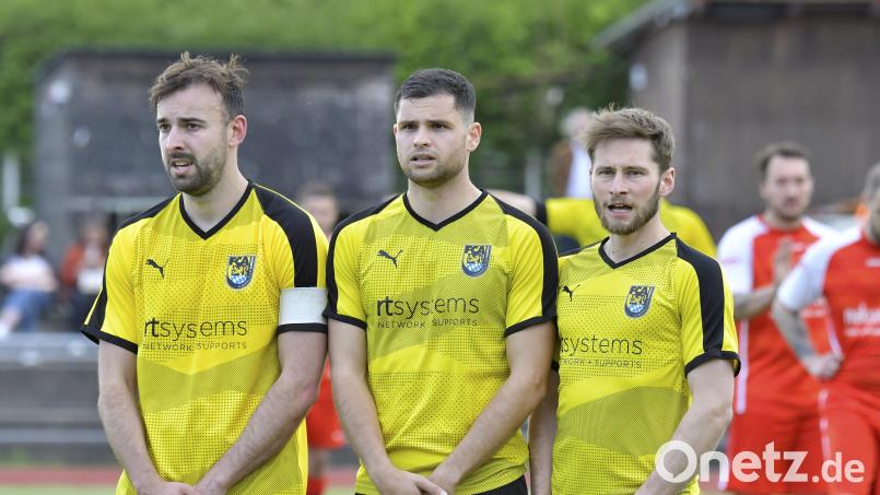 Die Abwehrmauer des FC Amberg (von links: Dennis Kramer, Maximilian Witzel und Daniel Bosser) sollte gegen den SV Neukirchen Hl. Blut stehen, dann könnte es etwas werden mit dem Klassenerhalt. Archivbild: Hubert Ziegler