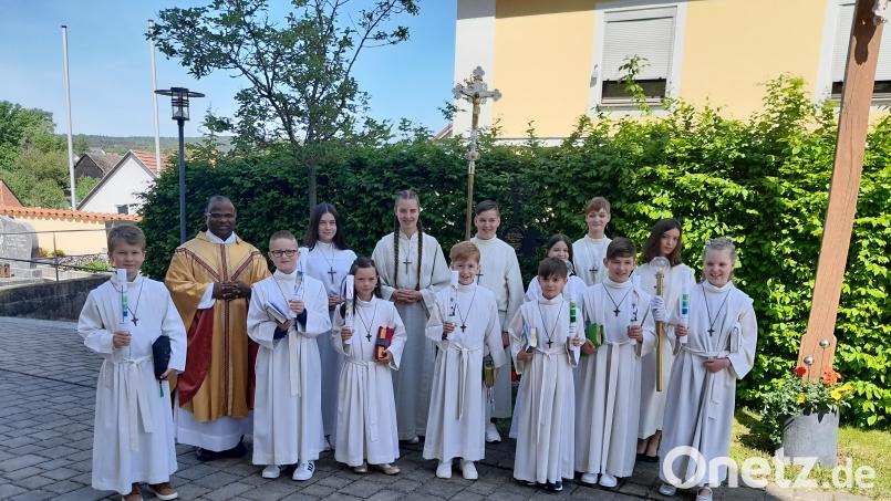 Pfarrer Moses Gudapati, hier mit den Ministranten und den Kommunionkindern, zelebriert den Erstkommuniongottesdienst in der Lintacher Kirche. Bild: jow