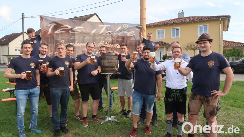 Das Bier ist süffig und schmeckt: Das Festkomitee des Burschenvereins Rothenstadt stößt mit Braumeister Steffen Hartmann (Zweiter von rechts) auf das Gelingen der Jubiläumsfeierlichkeiten an. Bild: Kunz