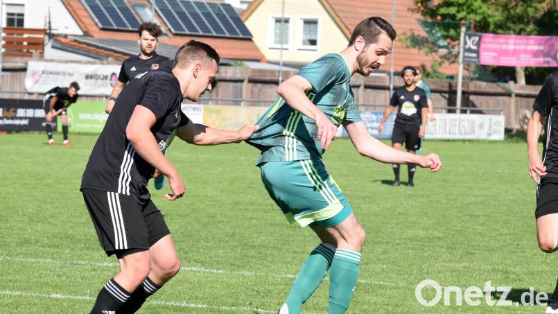 Von nichts und niemandem wollen sich Marco Kießling (rechts, Szene aus dem Spiel gegen Großschwarzenlohe) und der SV Mitterteich auf dem Weg zum Klassenerhalt mehr aufhalten lassen. Ein Heimsieg gegen Türkspor Nürnberg, und ein weiteres Jahr Landesliga ist gesichert. Archivbild: Gebert