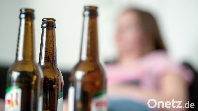 Wenn der Partner trinkt, hilft es ihm nicht, wenn man seine leeren Flaschen wegräumt. Oder die vollen vor ihm versteckt: Das hat Alexandra als Frau eines Alkoholikers in der Suchtambulanz der Caritas gelernt. Dort haben wir mit ihr gesprochen. Symbolbild: Alexander Heinl/dpa