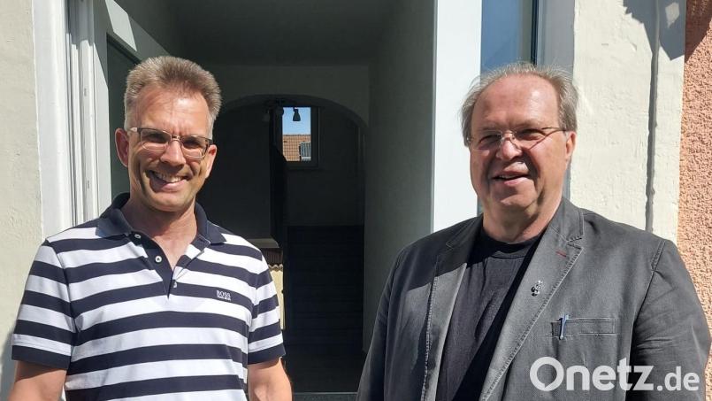 Nach 25 Jahren zog sich Michael Pöllath (links) als Musikschulleiter zurück. Sein Nachfolger ist Heinz Schmidt. Bild: hai