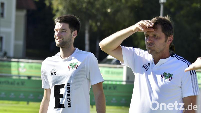 Neben Trainer Michael Hutzler (rechts), der zum Ligakonkurrenten ATSV Erlangen wechselt, verlässt auch Co-Trainer Maximilian Reichenauer (links) mit noch unbekanntem Ziel die DJK Ammerthal. Archivbild: Hubert Ziegler