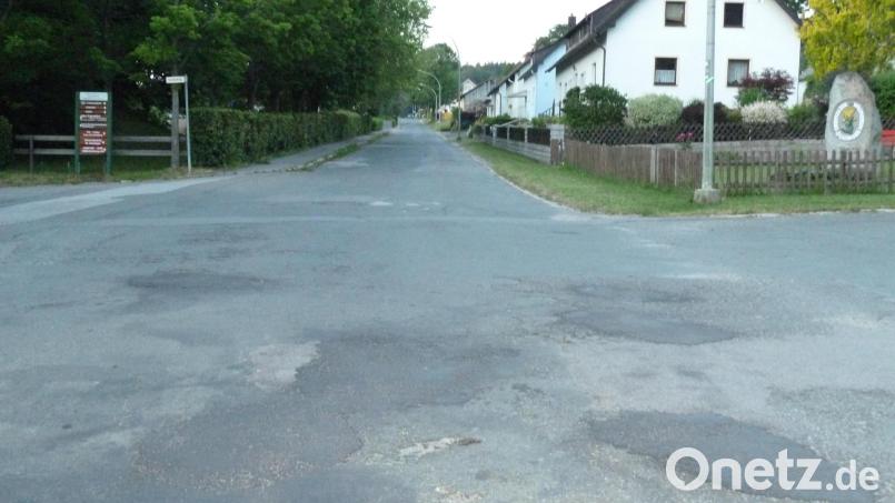 Dass die Böhmerwaldstraße sehr marode ist, kann man unschwer erkennen. Eine aktuelle Kostenschätzung für die Sanierung derzeit noch nicht vor. Es gab schon einmal eine solche Schätzung, die von vor ein paar Jahren stammt. Sie ist in der aktuellen Lage nicht mehr realistisch. Archivbild: Portner