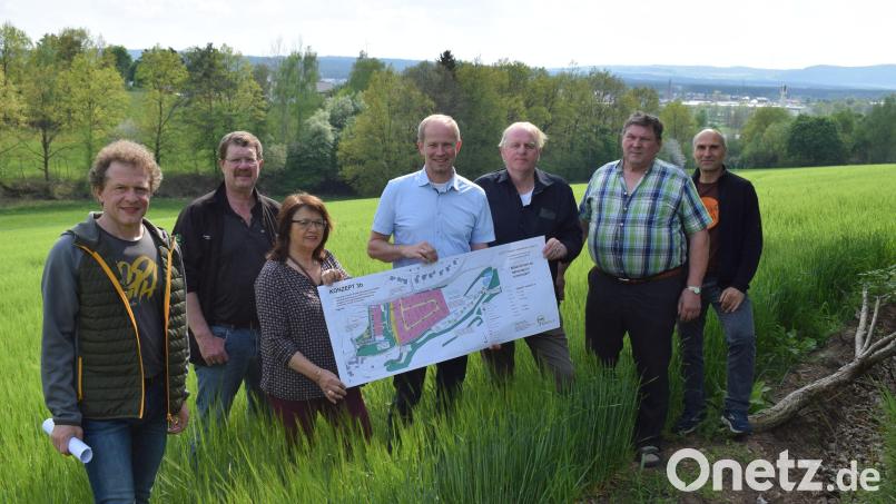 Bürgermeister Konrad Kiener(Mitte) und Mitglieder des Marktrates stellen das neue Baugebiet in Oberköblitz vor. Im Bild von links: Wolfgang Geitner (Bauamt), Dieter Buchner, Maria Schlögl, Dieter Rosenberg, Georg Schlögl, Stefan Ott (Bauamt). Bild: bnr