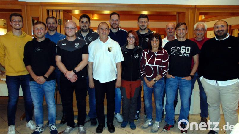 Alt bewährte Kräfte und junger Nachwuchs werden beim FC Großalbershof für die nächsten Jahre die Geschicke leiten. Unter der erneuten Führung von Vorsitzendem Harbert Engelhardt (6. von links) und seinem neuen Stellvertreter Waldemar Erhard (9. von links) will der gewählte Vorstand den Sportverein auf Erfolgsspur bringen. Bild: fnk