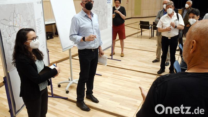 An vier Thementischen werden die Bereiche Autos und Parken, Fuß- und Radverkehr, ÖPNV und die Sedanstraße/Dr.-Pfleger-Straße diskutiert. Bild: Gabi Schönberger