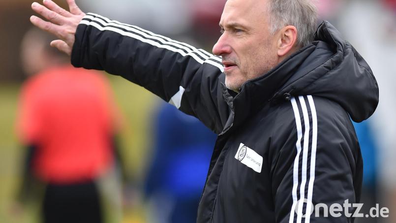 Manfred Lederer, Trainer der DJK Neustadt, hofft, den direkten Abstieg vermeiden zu können. Bild: A. Schwarzmeier