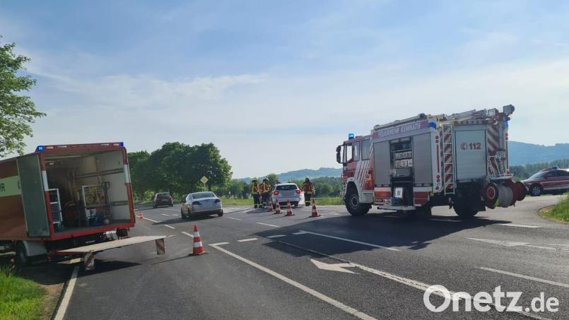 Zwei Autos prallten am Freitag gegen 8 Uhr auf der Staatsstraße 2665 bei Kemnath frontal zusammen. Bild: Feuerwehr Kemnath/exb