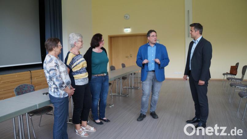 Auf verständliche Art erläuterte Dr.Christian Glöckner (Mitte) das Thema "Bluthochdruck" und trat in den Dialog mit den Gästen. Bürgermeister Rudolf Teplitzky (rechts) freute sich über den "Oberviechtacher Gesundheitsdialog" , der ein Netzwerk zwischen Krankenhaus, Stadt, Ärzten und Sanitätshäusern sein soll. Bild: wel