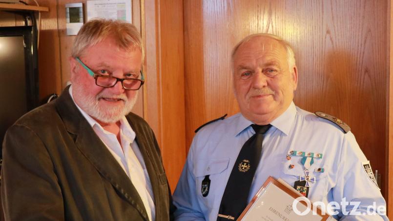 Hartmut Schendzielorz (links) überreiche die Ehrenurkunde des Volksbundes Deutscher Kriegsgräberfürsorge an Werner Stubenvoll. Bild: er