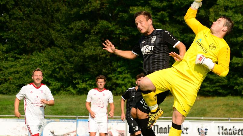 Die Partie der Shwarzenfelder (Florian Schlagenhaufer im dunklen Trikot) wurde am Freitagabend abgebrochen. Bild: ham