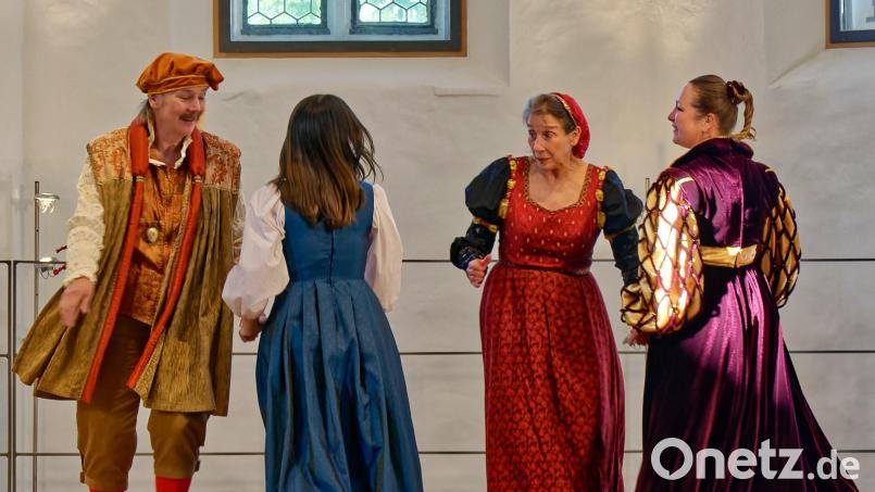 Tänzer in historischer Gewandung bereicherten mit ihrem Auftritt das Laurentiusfest, das die Nabburger Evangelischen in der Spitalkirche gefeiert haben. Bild: Maria Linke/exb