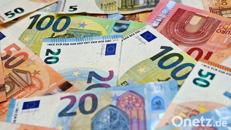 Die Stadt Amberg muss 2023 neue Schulden machen und den Gürtel enger schnallen. Symbolbild: Patrick Pleul/dpa-Zentralbild/dpa/Illustration