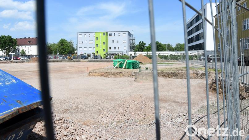 Die Kinder- und Jugendpsychiatrie in Weiden bekommt ein neues Gebäude. Hier sollen Kinder auch langfristig stationär behandelt und beschult werden können. Bild: Gabi Schönberger