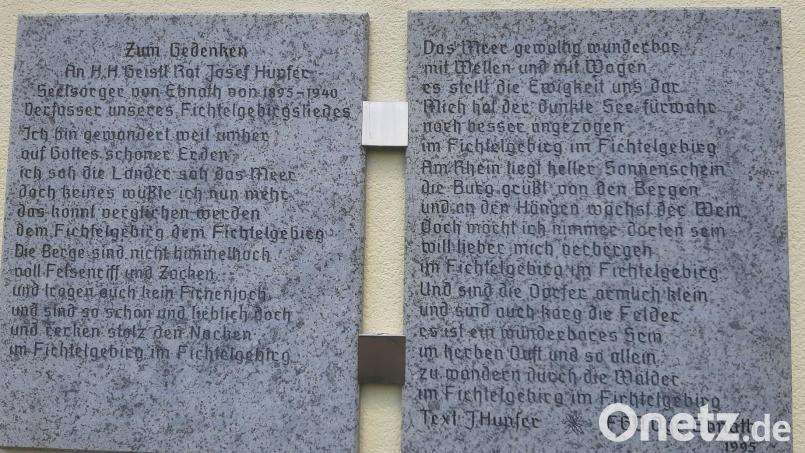 Die Granittafeln an der Kalvarienbergkapelle, wo das Fichtelgebirgslied von Pfarrer Hupfer in Granit gemeißelt ist Bild: soj