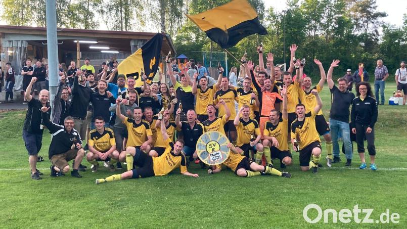 Die Mannschaft des SV Riglasreuth bejubelte am Freitagabend nach dem 3:0-Sieg in Haidenaab den Aufstieg in die Kreisklasse. Bild: SV Riglasreuth