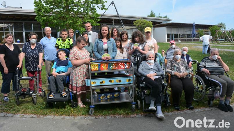 Zum &quot;Tag der Nachbarschaft&quot; haben die Kinder der Lebenshilfeschule mit der Nachbarschaftshilfe Mitterteich bunte Blumenkästen für das Seniorenheim &quot;Phönix&quot; gestaltet. Begleitet hat die Aktion in Mitterteich Christiane Bleistein (Mitte) von der Nachbarschaftshilfe. Bild: jr