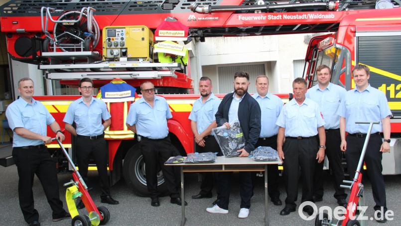 Über 4.000 Euro investierte der Feuerwehrverein mit Vorsitzenden Gerd Zischka (Dritter von rechts) und Stellvertreter Max Schwarz (Zweiter von links) in Ausrüstung für die aktive Wehr. Die drei Kommandanten Dominik Lang (Vierter von links), Marco Spranger (Vierter von rechts) und Andreas Dagner (Zweiter von rechts) freuten sich mit Zugführer Michael Spranger (Dritter von links), Schriftführer Martin Schmidberger (rechts) und Ausschussmitglied Michael Bayer-Schmidt (links) über die Spende. Bild: prh