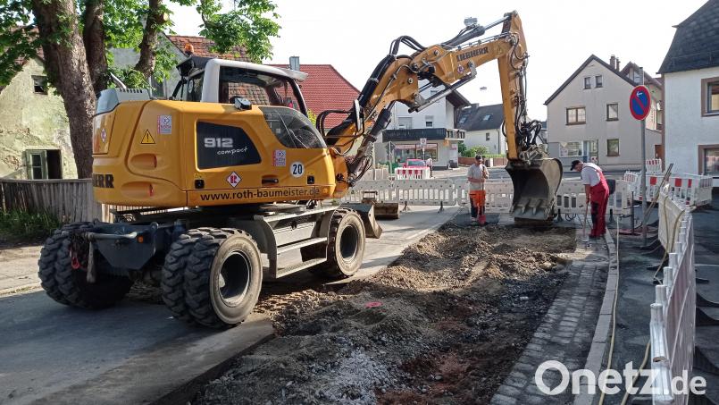 Waldershof muss zahlreiche Infrastrukturprojekte (wie hier die Wasserleitungssanierung im Markt) stemmen. Dabei ist man auf möglichst hohe Fördermittel angewiesen. Bild: fpoz