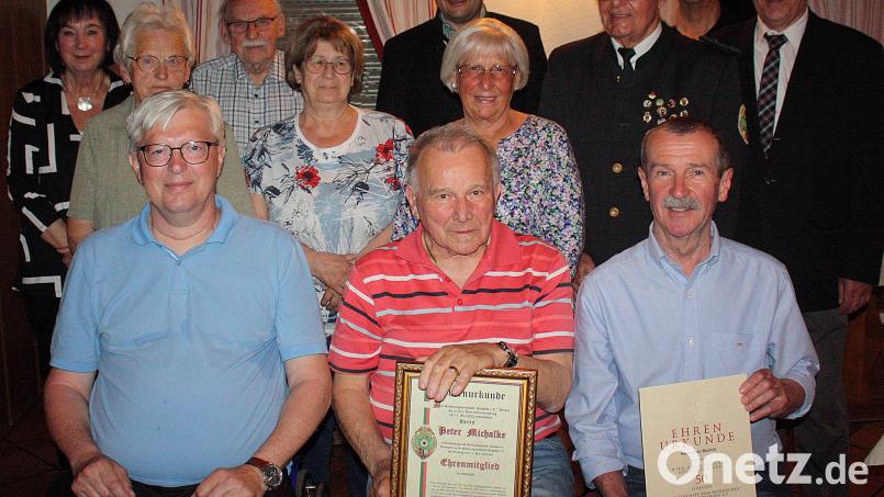 Ehrungen und Neuwahlen stehen in der Jahreshauptversammlung der Schützengesellschaft Rehbühl an. Im Bild (Vorne, von links) der neue Kassier Christian Schneider, das neue Ehrenmitglied Peter Michalke und Udo Bezold, der dem Verein bereits ein halbes Jahrhundert lang angehört. Bild: R. Kreuzer