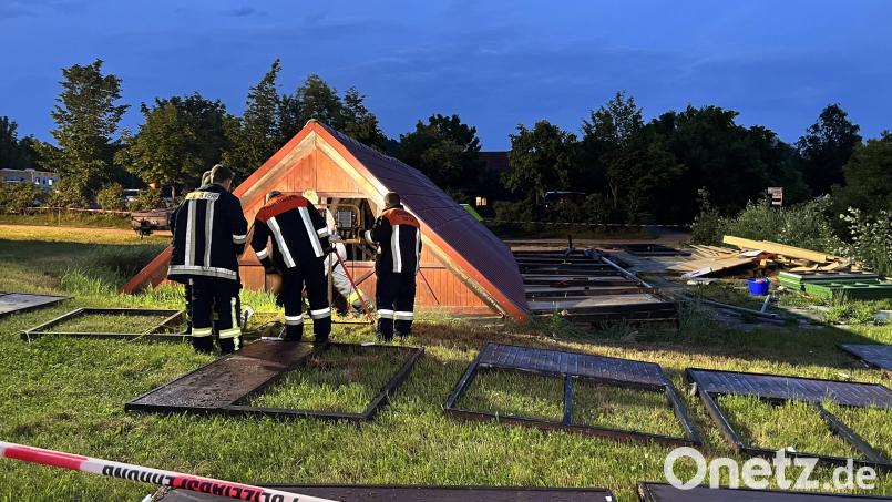 Beim Einsturz einer Holzhütte bei einem Unwetter in Mittelfranken sind 14 Menschen verletzt worden, darunter mehrere Kinder. Bild: Haubner/dpa