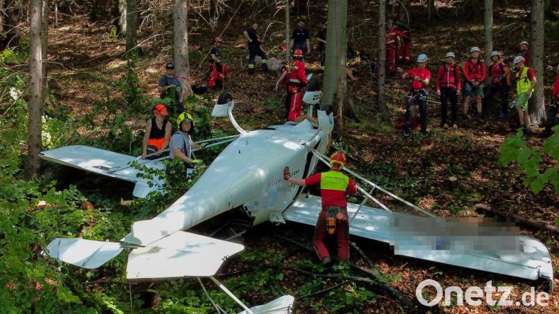 Feuerwehrleute sind neben einem der abgestürzten Flugzeuge im Einsatz. Bild: Fotokerschi.At / Kerschbaummayr/APA/dpa