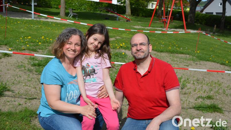Die fünfjährige Ida hatte den Mut, einen Brief an den Bürgermeister zu schreiben und um ein Bodentrampolin zu bitten. Unterstützt wurde sie dabei von ihren Eltern Sandra und Vater Ingo Fischer. Auf dem freien Platz hinter der Familie stand früher ein Karussell, vielleicht kommt hier schon bald ein neues Spielgerät zum Einsatz. Bild: jr