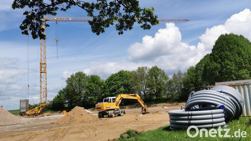 Von der Aschenbahn ist nicht mehr viel zu sehen: Seit Anfang der Woche laufen die Hochbauarbeiten für den Neubau der Sozialtherapeutischen Einrichtung (STE) auf dem ehemaligen Schulsportplatz in Schönsee. Bild: Portner