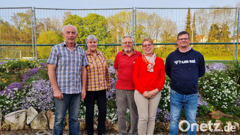 Sebastian Stock freute sich über die geehrten Sportler (v.l.n.r.) Johann Bauer, Bezirksreferentin Maria Zwickenpflug, Helmut Kinast, Marion Pickel und Kreisreferent Sebastian Stock Bild: brü