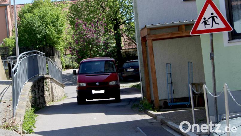 Das Baugebiet Schlossblick hat ein vermehrtes Verkehrsaufkommen in den Nordbereich von Etzelwang zur Folge. Deshalb war die Beseitigung der Engstelle beim Aufgang zur St. Nikolauskirche Thema in der Gemeinderatssitzung. Bild: ds