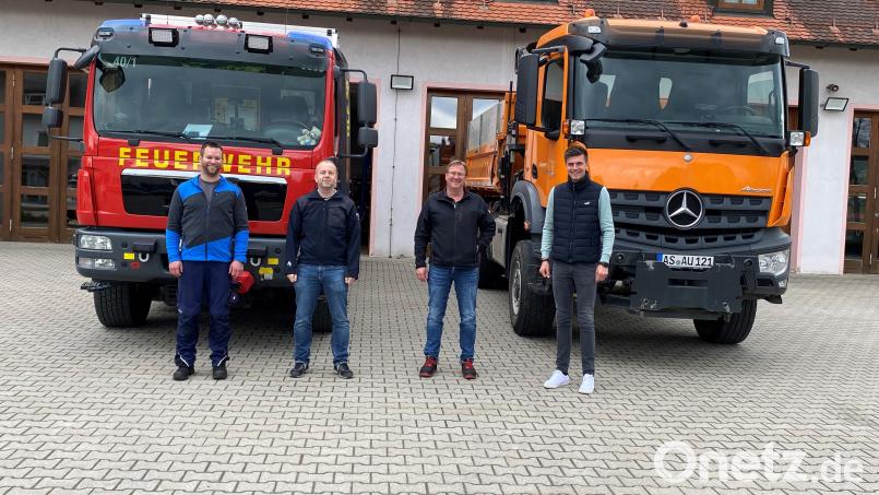 Andreas von der Grün (Feuerwehr Michelfeld), Michael Schmidt (Feuerwehr Auerbach), Matthias Regn (Bauhofleiter Auerbach) und Jürgen Leißner (Stadtkämmerei) freuen sich über die neu aufgerüsteten Lkw. Bild: Stadt Auerbach/exb