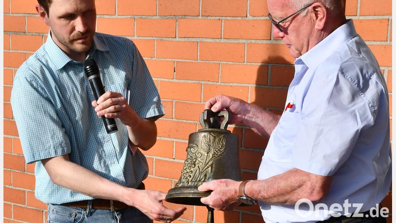 Anschaulich an einem Modell erläuterten Christan Farnbauer und Walter Kleinhenz bei einem Glockenkonzert die Bestandteile einer Glocke. Bild: sche